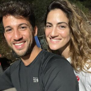 Rona-Lee Shim'on Instagram - מילות מלחמה. 
אף פעם לא הייתי כל כך מבולבלת. אף פעם לא חרב עלי ככה העולם. על כולנו. כעם. כאנשים. נפרדים. וביחד. 
כמה מחירים יש למלחמה הזאת. כמה זוויות. 
כמה אכזבות. כמה פחד. אלוהים הפחד. 

אני ניסיתי לכתוב. ימים שבועות. ולא הצלחתי.  הרשתי לעצמי לכתוב רק לאלמוג. רק לאח שלי. 
רק כשהוא נכנס פנימה למקום ההוא. 

כמה פחדתי לכתוב. 
פחדתי לפחד. 
פחדתי מהמוח שלי שיכול לייצר מחשבות כל כך אפלות. ורעות ומפחידות. מה יקרה אם אני אכתוב אותם? האם פרי דמיוני ייהפך למציאות? 
אסור! בתכלית! פשוט אסור. 
אסור לחשוב. אסור לדבר. אסור לכתוב. אסור אסור אסור. לא לנשום. לא אנחת רווחה. 

רק לחכות לטלפון. רק להודעה. 
הכי ציער אותי לראות איך אמא שלי מפחדת מדפיקה בדלת. לא ראיתי משהו מצער כל כך בימי חיי.  הלכתי לאיבוד בתוך הפחד. וגם אמא שלי. 
כמו ריחפתי מעל הגוף של עצמי. ראיתי אותו מוטל עייף שחוט ממחשבות. מחיכיון. מחוסר אונים. ומהפחד.
הפחד עושה דברים רעים מאוד בתוך הגוף. והיה צריך לאפשר לזה לקרות. 

אני יודעת שכולנו צללנו ביחד. מתחבאים כל אחד בפינה של עצמו. נמנעים. 

לראות את העיניים הטובות החכמות שלך. את הדרך ארץ. אני גאה בך. בכל נימי נפשי. 

אני רק אחות של מישהו. שחושבת על אחיות של עוד מישוהים. על החברות. 
על האמהות. 
כולנו ביחד גם בזה. 
גם בפחד מהפחד.
גם בתקווה. 
גם באומץ.

מחזיקים חזק עכשיו. כי ככה אנחנו. 
תחזור.
תחזרו. 
כולם. 

@almog_shimon