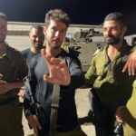Rona-Lee Shim'on Instagram - מילות מלחמה. אף פעם לא הייתי כל כך מבולבלת. אף פעם לא חרב עלי ככה העולם. על כולנו. כעם. כאנשים. נפרדים. וביחד. כמה מחירים יש למלחמה הזאת. כמה זוויות. כמה אכזבות. כמה פחד. אלוהים הפחד. אני ניסיתי לכתוב. ימים שבועות. ולא הצלחתי. הרשתי לעצמי לכתוב רק לאלמוג. רק לאח שלי. רק כשהוא נכנס פנימה למקום ההוא. כמה פחדתי לכתוב. פחדתי לפחד. פחדתי מהמוח שלי שיכול לייצר מחשבות כל כך אפלות. ורעות ומפחידות. מה יקרה אם אני אכתוב אותם? האם פרי דמיוני ייהפך למציאות? אסור! בתכלית! פשוט אסור. אסור לחשוב. אסור לדבר. אסור לכתוב. אסור אסור אסור. לא לנשום. לא אנחת רווחה. רק לחכות לטלפון. רק להודעה. הכי ציער אותי לראות איך אמא שלי מפחדת מדפיקה בדלת. לא ראיתי משהו מצער כל כך בימי חיי. הלכתי לאיבוד בתוך הפחד. וגם אמא שלי. כמו ריחפתי מעל הגוף של עצמי. ראיתי אותו מוטל עייף שחוט ממחשבות. מחיכיון. מחוסר אונים. ומהפחד. הפחד עושה דברים רעים מאוד בתוך הגוף. והיה צריך לאפשר לזה לקרות. אני יודעת שכולנו צללנו ביחד. מתחבאים כל אחד בפינה של עצמו. נמנעים. לראות את העיניים הטובות החכמות שלך. את הדרך ארץ. אני גאה בך. בכל נימי נפשי. אני רק אחות של מישהו. שחושבת על אחיות של עוד מישוהים. על החברות. על האמהות. כולנו ביחד גם בזה. גם בפחד מהפחד. גם בתקווה. גם באומץ. מחזיקים חזק עכשיו. כי ככה אנחנו. תחזור. תחזרו. כולם. @almog_shimon