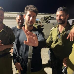 Rona-Lee Shim'on Instagram - מילות מלחמה. 
אף פעם לא הייתי כל כך מבולבלת. אף פעם לא חרב עלי ככה העולם. על כולנו. כעם. כאנשים. נפרדים. וביחד. 
כמה מחירים יש למלחמה הזאת. כמה זוויות. 
כמה אכזבות. כמה פחד. אלוהים הפחד. 

אני ניסיתי לכתוב. ימים שבועות. ולא הצלחתי.  הרשתי לעצמי לכתוב רק לאלמוג. רק לאח שלי. 
רק כשהוא נכנס פנימה למקום ההוא. 

כמה פחדתי לכתוב. 
פחדתי לפחד. 
פחדתי מהמוח שלי שיכול לייצר מחשבות כל כך אפלות. ורעות ומפחידות. מה יקרה אם אני אכתוב אותם? האם פרי דמיוני ייהפך למציאות? 
אסור! בתכלית! פשוט אסור. 
אסור לחשוב. אסור לדבר. אסור לכתוב. אסור אסור אסור. לא לנשום. לא אנחת רווחה. 

רק לחכות לטלפון. רק להודעה. 
הכי ציער אותי לראות איך אמא שלי מפחדת מדפיקה בדלת. לא ראיתי משהו מצער כל כך בימי חיי.  הלכתי לאיבוד בתוך הפחד. וגם אמא שלי. 
כמו ריחפתי מעל הגוף של עצמי. ראיתי אותו מוטל עייף שחוט ממחשבות. מחיכיון. מחוסר אונים. ומהפחד.
הפחד עושה דברים רעים מאוד בתוך הגוף. והיה צריך לאפשר לזה לקרות. 

אני יודעת שכולנו צללנו ביחד. מתחבאים כל אחד בפינה של עצמו. נמנעים. 

לראות את העיניים הטובות החכמות שלך. את הדרך ארץ. אני גאה בך. בכל נימי נפשי. 

אני רק אחות של מישהו. שחושבת על אחיות של עוד מישוהים. על החברות. 
על האמהות. 
כולנו ביחד גם בזה. 
גם בפחד מהפחד.
גם בתקווה. 
גם באומץ.

מחזיקים חזק עכשיו. כי ככה אנחנו. 
תחזור.
תחזרו. 
כולם. 

@almog_shimon