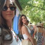 Rona-Lee Shim'on Instagram - אני רוצה להיות כנה רגע. אנחנו לא טיילנו כמשפחה כשהיינו קטנים. אף פעם לא היינו בחול כולנו ביחד. מכל מיני סיבות. לפני כמה שנים, התחלנו לדבר על זה אני והאחים שלי, שאיזה מוזר זה באמת שלא עשינו את זה. וכמה זה חסר באלבום זיכרונות שלנו. וכמה חבל. ואיך היינו רוצים שזה יהיה אחרת. שנה שעברה אמא הודיעה לנו שנגמר הסיפור שלנו, ושאנחנו נוסעים כולנו יחד. אני הייתי סקפטית ממש. אני לא יכולה לתכנן כל כך הרבה קדימה, ומה אם יכנס משהו שלא אוכל לבטל. וגם איך יהיה…. אמא ביקשה ממני לסגור תאריכים חמישה חודשים קדימה. וזה מה שעשיתי. ביקשתי מהמנהלים שלי שיסגרו לי 10 ימים ביומן. וכל היה. הטיול הראשון שלנו, בו אמא שלי התגלתה ככוכבת רשת ענקית, היה טיול מורכב. אני נסעתי המון בעולם. אבל לבד. נענית רק לגחמות וללו״ז של עצמי. ופתאום. עוד אנשים. וקצב שונה. ורצונות שונים. 5 רצונות שונים אם לדייק. קשוח…. מאוד אפילו…. הטיול למרוקו הוא השלישי שלנו יחד. אמנם בהרכב חסר כי גאיצ׳וק לא יכל לבוא. ורק עכשיו אנחנו מתחילים באמת לעבוד ביחד. כצוות. לכבד אחד את השני. להתחשב. זה מאוד לא נוח רוב הזמן… להתחשב… וזאת בעיניי פעולת האהבה בין הכי חזקות שיש. אז הנה קצת מההצלחות שלנו. תודה לכם משפחה שלי. #keepingupwiththeshimons