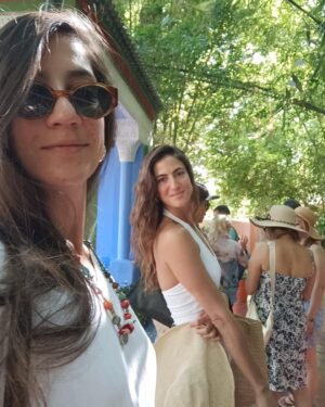 Rona-Lee Shim'on Instagram - אני רוצה להיות כנה רגע. אנחנו לא טיילנו כמשפחה כשהיינו קטנים. אף פעם לא היינו בחול כולנו ביחד. מכל מיני סיבות. לפני כמה שנים, התחלנו לדבר על זה אני והאחים שלי, שאיזה מוזר זה באמת שלא עשינו את זה. וכמה זה חסר באלבום זיכרונות שלנו. וכמה חבל. ואיך היינו רוצים שזה יהיה אחרת. 
שנה שעברה אמא הודיעה לנו שנגמר הסיפור שלנו, ושאנחנו נוסעים כולנו יחד. 
אני הייתי סקפטית ממש. אני לא יכולה לתכנן כל כך הרבה קדימה, ומה אם יכנס משהו שלא אוכל לבטל. וגם איך יהיה…. 
אמא ביקשה ממני לסגור תאריכים חמישה חודשים קדימה. וזה מה שעשיתי. ביקשתי מהמנהלים שלי שיסגרו לי 10 ימים ביומן. וכל היה. 
הטיול הראשון שלנו, בו אמא שלי התגלתה ככוכבת רשת ענקית, היה טיול מורכב. 
אני נסעתי המון בעולם. אבל לבד. נענית רק לגחמות וללו״ז של עצמי. ופתאום. עוד אנשים. וקצב שונה. ורצונות שונים. 5 רצונות שונים אם לדייק. קשוח…. מאוד אפילו…. 
הטיול למרוקו הוא השלישי שלנו יחד. אמנם בהרכב חסר כי גאיצ׳וק לא יכל לבוא. 
ורק עכשיו אנחנו מתחילים באמת לעבוד ביחד. כצוות. לכבד אחד את השני. להתחשב. זה מאוד לא נוח רוב הזמן… להתחשב… וזאת בעיניי פעולת האהבה בין הכי חזקות שיש. 
אז הנה קצת מההצלחות שלנו. 
תודה לכם משפחה שלי. 
#keepingupwiththeshimons