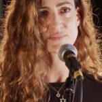 Rona-Lee Shim'on Instagram - ליליאן ברטו ורונה לי שמעון - ״הילד החולם״ מאת חנוך לוין. מתוך המיצב התיאטרלי בשיתוף שחקני התיאטרון הלאומי הבימה יחד עם מיצב ״המיטות הריקות״ המונה כ-241 מיטות כמספר החטופים והחטופות. צילום: שיר מוסן ויובל פינקל עריכה: שיר מוסן