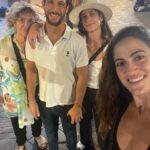 Rona-Lee Shim'on Instagram - אני רוצה להיות כנה רגע. אנחנו לא טיילנו כמשפחה כשהיינו קטנים. אף פעם לא היינו בחול כולנו ביחד. מכל מיני סיבות. לפני כמה שנים, התחלנו לדבר על זה אני והאחים שלי, שאיזה מוזר זה באמת שלא עשינו את זה. וכמה זה חסר באלבום זיכרונות שלנו. וכמה חבל. ואיך היינו רוצים שזה יהיה אחרת. שנה שעברה אמא הודיעה לנו שנגמר הסיפור שלנו, ושאנחנו נוסעים כולנו יחד. אני הייתי סקפטית ממש. אני לא יכולה לתכנן כל כך הרבה קדימה, ומה אם יכנס משהו שלא אוכל לבטל. וגם איך יהיה…. אמא ביקשה ממני לסגור תאריכים חמישה חודשים קדימה. וזה מה שעשיתי. ביקשתי מהמנהלים שלי שיסגרו לי 10 ימים ביומן. וכל היה. הטיול הראשון שלנו, בו אמא שלי התגלתה ככוכבת רשת ענקית, היה טיול מורכב. אני נסעתי המון בעולם. אבל לבד. נענית רק לגחמות וללו״ז של עצמי. ופתאום. עוד אנשים. וקצב שונה. ורצונות שונים. 5 רצונות שונים אם לדייק. קשוח…. מאוד אפילו…. הטיול למרוקו הוא השלישי שלנו יחד. אמנם בהרכב חסר כי גאיצ׳וק לא יכל לבוא. ורק עכשיו אנחנו מתחילים באמת לעבוד ביחד. כצוות. לכבד אחד את השני. להתחשב. זה מאוד לא נוח רוב הזמן… להתחשב… וזאת בעיניי פעולת האהבה בין הכי חזקות שיש. אז הנה קצת מההצלחות שלנו. תודה לכם משפחה שלי. #keepingupwiththeshimons