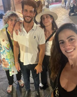 Rona-Lee Shim'on Instagram - אני רוצה להיות כנה רגע. אנחנו לא טיילנו כמשפחה כשהיינו קטנים. אף פעם לא היינו בחול כולנו ביחד. מכל מיני סיבות. לפני כמה שנים, התחלנו לדבר על זה אני והאחים שלי, שאיזה מוזר זה באמת שלא עשינו את זה. וכמה זה חסר באלבום זיכרונות שלנו. וכמה חבל. ואיך היינו רוצים שזה יהיה אחרת. 
שנה שעברה אמא הודיעה לנו שנגמר הסיפור שלנו, ושאנחנו נוסעים כולנו יחד. 
אני הייתי סקפטית ממש. אני לא יכולה לתכנן כל כך הרבה קדימה, ומה אם יכנס משהו שלא אוכל לבטל. וגם איך יהיה…. 
אמא ביקשה ממני לסגור תאריכים חמישה חודשים קדימה. וזה מה שעשיתי. ביקשתי מהמנהלים שלי שיסגרו לי 10 ימים ביומן. וכל היה. 
הטיול הראשון שלנו, בו אמא שלי התגלתה ככוכבת רשת ענקית, היה טיול מורכב. 
אני נסעתי המון בעולם. אבל לבד. נענית רק לגחמות וללו״ז של עצמי. ופתאום. עוד אנשים. וקצב שונה. ורצונות שונים. 5 רצונות שונים אם לדייק. קשוח…. מאוד אפילו…. 
הטיול למרוקו הוא השלישי שלנו יחד. אמנם בהרכב חסר כי גאיצ׳וק לא יכל לבוא. 
ורק עכשיו אנחנו מתחילים באמת לעבוד ביחד. כצוות. לכבד אחד את השני. להתחשב. זה מאוד לא נוח רוב הזמן… להתחשב… וזאת בעיניי פעולת האהבה בין הכי חזקות שיש. 
אז הנה קצת מההצלחות שלנו. 
תודה לכם משפחה שלי. 
#keepingupwiththeshimons