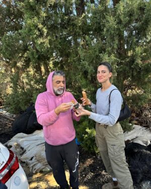 Rona-Lee Shim'on Instagram - יום שישי, הלכנו להתנדב בחממת עגבניות במושב דור לכבוד היומולדת של עידו. 

אדם מבין הרבה דברים כשהוא קרוב כל כך לטבע. כשנוגעים כל כך קרוב בדברים חיים ונושמים, שכל פעולתם מרוכזת בפעולת החיים. 
אדם מבין, שיש הרבה דברים שמתים ומתכלים. אבל שהכל בסוף צומח מחדש.
כמו הטבע. גם רוח האדם. 

למרות שיש ימים שאני מרגישה כל כך עמוק באדמה, הענפים הירוקים הזכירו לי שאני צומחת מחדש. שאין ברירה אחרת. 
@idotadmor_official @shalevlavan @yoniso