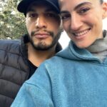 Rona-Lee Shim’on Instagram – יום שישי, הלכנו להתנדב בחממת עגבניות במושב דור לכבוד היומולדת של עידו.
אדם מבין הרבה דברים כשהוא קרוב כל כך לטבע. כשנוגעים כל כך קרוב בדברים חיים ונושמים, שכל פעולתם מרוכזת בפעולת החיים.
אדם מבין, שיש הרבה דברים שמתים ומתכלים. אבל שהכל בסוף צומח מחדש.
כמו הטבע. גם רוח האדם.
למרות שיש ימים שאני מרגישה כל כך עמוק באדמה, הענפים הירוקים הזכירו לי שאני צומחת מחדש. שאין ברירה אחרת.
@idotadmor_official @shalevlavan @yoniso