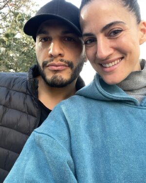 Rona-Lee Shim'on Instagram - יום שישי, הלכנו להתנדב בחממת עגבניות במושב דור לכבוד היומולדת של עידו. 

אדם מבין הרבה דברים כשהוא קרוב כל כך לטבע. כשנוגעים כל כך קרוב בדברים חיים ונושמים, שכל פעולתם מרוכזת בפעולת החיים. 
אדם מבין, שיש הרבה דברים שמתים ומתכלים. אבל שהכל בסוף צומח מחדש.
כמו הטבע. גם רוח האדם. 

למרות שיש ימים שאני מרגישה כל כך עמוק באדמה, הענפים הירוקים הזכירו לי שאני צומחת מחדש. שאין ברירה אחרת. 
@idotadmor_official @shalevlavan @yoniso