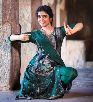 Roopa Koduvayur Instagram - Every move she made , took her to a world that she had fallen in love with ..!!
Pc @_shannu_.10 💕one of the best young talents I have met ..!!
.
.
.
.
.
.
.
.
.
.
.
.
.
.
.
.
.
.
.
.
.
.
.
.
.
.#classicalmusic #classicaldance #aesthetic #traditional #traditionalwear #potrait #dancepose #innerhappiness