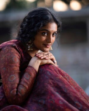 Roopa Koduvayur Instagram - She doesn’t need to talk everytime , u can read her heart through her Eyes .focus on it..!!
Wearing @maguvabyss 
Pc📸 @m3_foto
Jewellery @navkar_boutique 
.
.
.
.
.
.
.
.
.
#potrait #vintage #nofilter #mehendi #eyes #potraitphotography #roopakoduvayur #longhair #oldschool