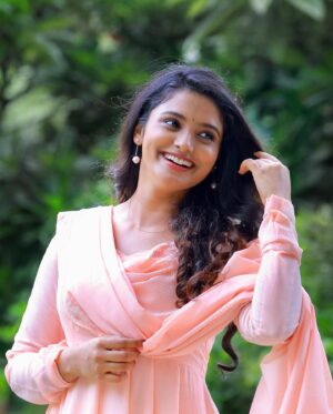 Roopa Koduvayur Instagram - #mrpregnant #promotions #august18 
Wearing this classy outfit from @maguvabyss 🪷
Styling @rashmitha_reddy_junna