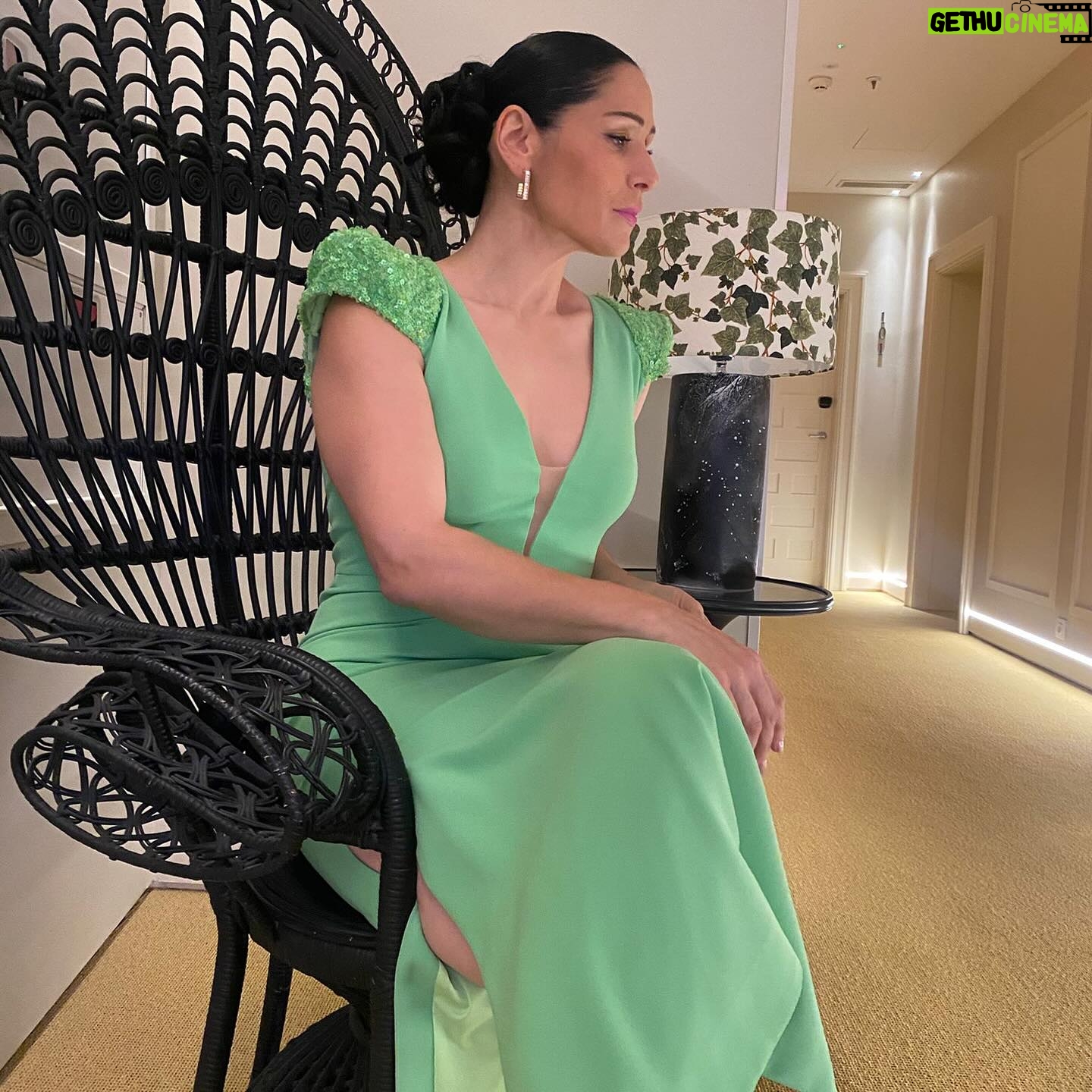 Rosa López - 6K Likes - Feliz vida juntos mis niños @ivanreboso @joan_crisol ❤️
Gracias por dejarme formar parte de vuestra historia, OS QUIERO MUCHÍSIMO y me hace feliz veros cumplir sueños.
Os quiero❤️
👗 @anmargo_official 💄 @antoniomartinjulian