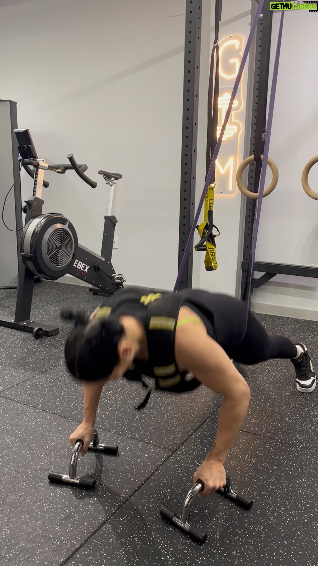 Rosa López Instagram - @lasala_david_navarro Hoy con mi @maestrotengu Maestros en este templito de alto rendimiento… donde cogemos todos en @lasala_david_navarro 💥 Fue creado por mi querida @eri_mendez_s y mi calvito @davidnavarrofitness El targeted?!! para todos aquellos con mentes que prefieran caminos a largo plazo, y y entiendan la inexistencia de puentes y atajos, cómodos y carentes de credibilidad. #QueNosQuitenLoEntrenado En fin… cada uno es arquitecto de su propio destino. Hace años me quedó claro que la Salud en todas sus formas, es lo primero. Amate como ser humano para construir cosas bonitas con los demás