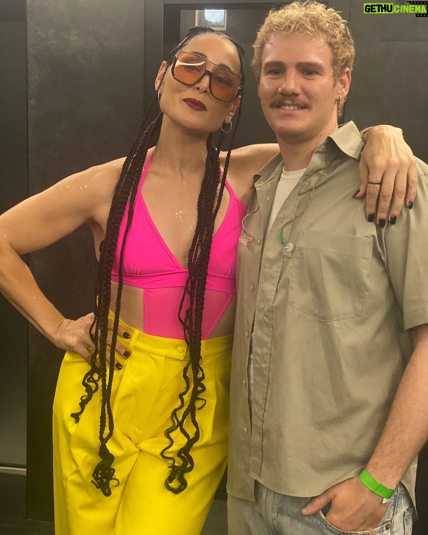 Rosa López Instagram - Anoche eeessste ser de luz @xavibochino me invitó a cerrar su concierto y final de gira, con una versión del Europe’s living a celebration ⚡️⚡️⚡️⚡️⚡️⚡️⚡️⚡️ de la manita de Andres, sus músicos y artistazos que le acompañan. Así como Gato, que ha sido un descubrimiento total, y Mariana, colombiana y asturiana de adopción WEEEE!!!🙌🏻🙌🏻🙌🏻🙌🏻 Entre tanta juventud os juro que estaba tan nerviosa… que pensaba que esta nueva generación no sabría que Europe’s existe!! 😅🙌🏻 Gracias por esta experiencia ❤️🔥 Que subidón que después de 23 añitos pueda volver a disfrutar tanto entre gente tan bonita #Lavida