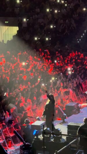 Rosa Linn Instagram - !!!!TORINO!!!! You brought tears to my eyes today. 
Two years ago I was singing Snap on this stage, having no idea what was about to come! 
Thank you for all the love. You’re in my heart always and forever🤍🇮🇹 
 @alfaadf Grazie Grazie Grazie for this moment!
