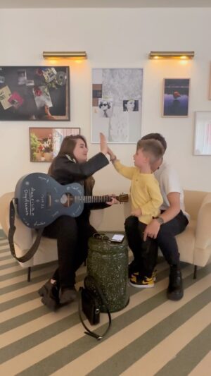 Rosa Linn Instagram - “Facendo a piedi l’universo e anche di più..”🌹
Cantare insieme alla meravigliosa @rosalinnmusic il suo nuovo pezzo “Universe” è stato surreale, un’esperienza che ci porteremo dentro per tutta la vita..🌹 #cbc #ciàbellicià