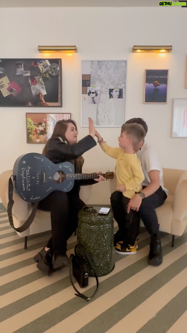 Rosa Linn - 23.1K Likes - “Facendo a piedi l’universo e anche di più..”🌹
Cantare insieme alla meravigliosa @rosalinnmusic il suo nuovo pezzo “Universe” è stato surreale, un’esperienza che ci porteremo dentro per tutta la vita..🌹 #cbc #ciàbellicià