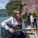 Rosa Linn Instagram - Singing “SNAP” with an Italian bella in Como!!!