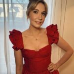 Rosalie Vaillancourt Instagram - Gala des Olivier 2024. Bravo aux animatrices! Une belle job! Juste vous dire que ce que vous voyez quand on est sur les tapis rouges, c’est pas la réalité. J’ai un maquilleur professionnel qui mis 20 minutes à me badigeonner de crème bronzante sinon j’ai autant de veines que des pis de vaches. Merci @etiberger pour tout. Merci aussi @pinketpollie pour les ongles Merci @oliauger de t’occuper de la petite pendant que je me pavane
