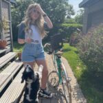 Rosalie Vaillancourt Instagram - Habiter en banlieue et avoir un chien qui s’appelle Chantal, c’est de se faire crier: « oui!? » à chaque fois que je le cherche dehors.