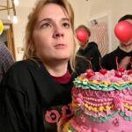 Rosalie Vaillancourt Instagram - Enfin! J’ai 30 ans! (depuis un an mais l’an passé ça comptait pas j’avais la gastro). Je vieillis, ma voix est encore plus grave qu’avant. Mes seins sont plus bas qu’il y a quelques années (je les mesure en faisant des lignes sur les cadres de porte). J’ai trouvé des poils gris, mais c’est pas les miens facque c’est moins pire. J’ai des rides mais vive les injections au latex! J’ai une vie remplie: grâce à mes amis, mon copain, ma fille, ma famille, ma deuxième famille mais aussi grâce à vous, mon précieux public. Vous rencontrer après mes shows, avant les shows, ou même quand je vais voler du fromage en grain à votre dépanneur de village, me rend tellement contente. Merci de faire partie de ma vie, merci d’être un public aimant et j’espère que vous allez encore vouloir m’écouter parler de moi dans 40 ans. Longue vie à moi! Et vous aussi un peu! Merci à mes amis d’avoir des faces de ballons!