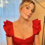 Rosalie Vaillancourt Instagram - Gala des Olivier 2024. Bravo aux animatrices! Une belle job! Juste vous dire que ce que vous voyez quand on est sur les tapis rouges, c’est pas la réalité. J’ai un maquilleur professionnel qui mis 20 minutes à me badigeonner de crème bronzante sinon j’ai autant de veines que des pis de vaches. Merci @etiberger pour tout. Merci aussi @pinketpollie pour les ongles Merci @oliauger de t’occuper de la petite pendant que je me pavane