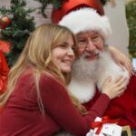 Rosalie Vaillancourt Instagram - Mon Père Noël prend sa retraite cette année. Aujourd’hui même! Après 47 années au centre d’achat de Saint-Hyacinthe. J’ai même été sa lutine en 2009. J’ai cru au Père Noël beaucoup trop longtemps à cause de lui. En fait, j’aurais de la difficulté à dire qu’il n’existe pas. Il se souvient de tout le monde, il est doux, gentil, calme, il sent même la cannelle. Merci Serge d’avoir été la personne la plus magique de St-Hyacinthe après Messmer. Tu vas vraiment nous manquer.