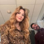 Rosalie Vaillancourt Instagram - Quand je regarde des photos de mon rodage des 8 derniers mois, ce que je vois, c’est moi heureuse. Heureuse et confiante comme je ne l’ai jamais été. C’est le sentiment que j’ai depuis que je travaille sur ce spectacle. Ma vie a tellement changé avec l’arrivée d’un bébé et je suis contente de dire qu’elle a changé pour le mieux. Il ne reste que peu de dates de rodage, ma première est dans seulement quelques semaines et je tiens à dire merci à tous ceux qui sont venus voir mon premier jet. J’espère que vous allez être présents aussi pour mon vrai jet. Vous êtes extraordinaires, merci de me permettre de rêver et de vous raconter ma vie. J’adore quand vous venez me dire que vous aussi vous êtes comme moi: conne. Ça me fait plaisir. On a une belle tournée qui s’annonce, n’hésitez pas à venir voir les derniers rodages ou encore de prendre vos billets une fois le spectacle lancé. Je veux faire une courte tournée, donc c’est maintenant!