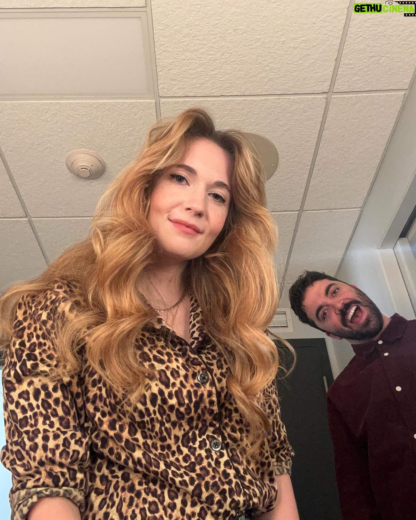 Rosalie Vaillancourt Instagram - Quand je regarde des photos de mon rodage des 8 derniers mois, ce que je vois, c’est moi heureuse. Heureuse et confiante comme je ne l’ai jamais été. C’est le sentiment que j’ai depuis que je travaille sur ce spectacle. Ma vie a tellement changé avec l’arrivée d’un bébé et je suis contente de dire qu’elle a changé pour le mieux. Il ne reste que peu de dates de rodage, ma première est dans seulement quelques semaines et je tiens à dire merci à tous ceux qui sont venus voir mon premier jet. J’espère que vous allez être présents aussi pour mon vrai jet. Vous êtes extraordinaires, merci de me permettre de rêver et de vous raconter ma vie. J’adore quand vous venez me dire que vous aussi vous êtes comme moi: conne. Ça me fait plaisir. On a une belle tournée qui s’annonce, n’hésitez pas à venir voir les derniers rodages ou encore de prendre vos billets une fois le spectacle lancé. Je veux faire une courte tournée, donc c’est maintenant!