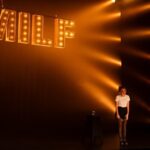 Rosalie Vaillancourt Instagram – Sur un nuage depuis ma première à Québec et celle à Montréal! 
Depuis trois mois je vis un rêve… je me suis mariée avec un homme terriblement sexy, ma fille parle tout le temps, les critiques ont aimé le spectacle et surtout, le public est au rendez-vous! Le show vient de sortir et on a déjà dépassé les 25 000 BILLETS VENDUS! Je savais même pas que j’avais autant de monde dans ma famille!
J’ai tellement peur de me réveiller et que finalement tout ça est un rêve et que je suis encore en couple avec mon chum du cégep qui sent le pot.
Bref réveillez moi pas. 
Les photos sur scène : @sebastiendion 
Les autres photos c’est avec des fans: mes parents et mon copain.