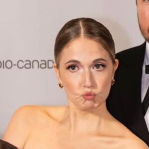 Rosalie Vaillancourt Instagram - Hier, j’ai gagné mon premier Olivier dans ma catégorie où c’était la troisième fois que j’étais nommée. Je suis contente mais j’étais surtout contente de mon LOOK. 
Bravo à ma bff @katherine_levac 
Et surtout bravo à tout le monde qui a travaillé sur la websérie.
Maintenant que j’ai gagné un olivier je peux exercer ma vraie passion: DJ

Styliste:  @vangiroux 
MUA: @alexia_baillargeon
