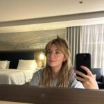 Rosalie Vaillancourt Instagram - Je porte maintenant des lunettes et c’est devenu mon seul trait de personnalité depuis 24 heures