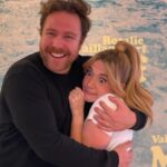 Rosalie Vaillancourt Instagram – Sur un nuage depuis ma première à Québec et celle à Montréal! 
Depuis trois mois je vis un rêve… je me suis mariée avec un homme terriblement sexy, ma fille parle tout le temps, les critiques ont aimé le spectacle et surtout, le public est au rendez-vous! Le show vient de sortir et on a déjà dépassé les 25 000 BILLETS VENDUS! Je savais même pas que j’avais autant de monde dans ma famille!
J’ai tellement peur de me réveiller et que finalement tout ça est un rêve et que je suis encore en couple avec mon chum du cégep qui sent le pot.
Bref réveillez moi pas. 
Les photos sur scène : @sebastiendion 
Les autres photos c’est avec des fans: mes parents et mon copain.
