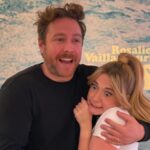 Rosalie Vaillancourt Instagram – Sur un nuage depuis ma première à Québec et celle à Montréal! 
Depuis trois mois je vis un rêve… je me suis mariée avec un homme terriblement sexy, ma fille parle tout le temps, les critiques ont aimé le spectacle et surtout, le public est au rendez-vous! Le show vient de sortir et on a déjà dépassé les 25 000 BILLETS VENDUS! Je savais même pas que j’avais autant de monde dans ma famille!
J’ai tellement peur de me réveiller et que finalement tout ça est un rêve et que je suis encore en couple avec mon chum du cégep qui sent le pot.
Bref réveillez moi pas. 
Les photos sur scène : @sebastiendion 
Les autres photos c’est avec des fans: mes parents et mon copain.