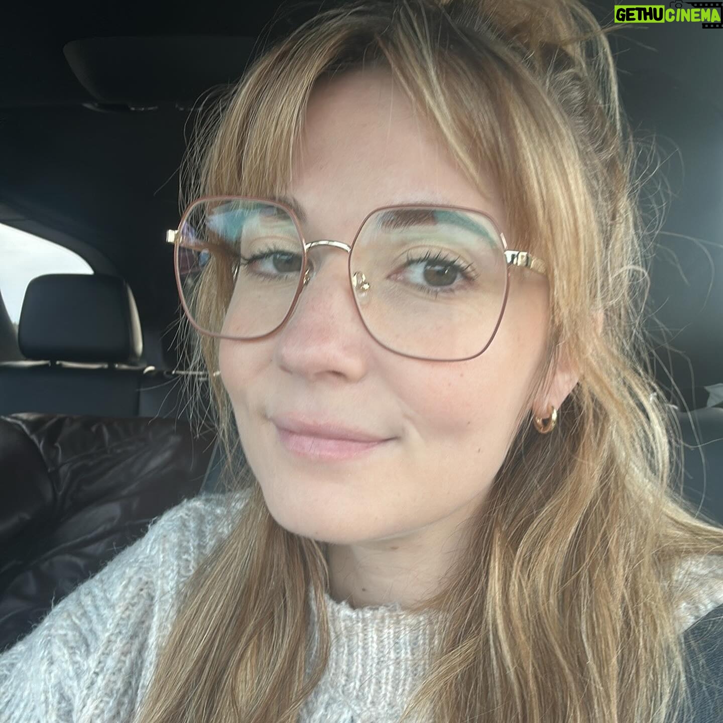 Rosalie Vaillancourt Instagram - Je porte maintenant des lunettes et c’est devenu mon seul trait de personnalité depuis 24 heures