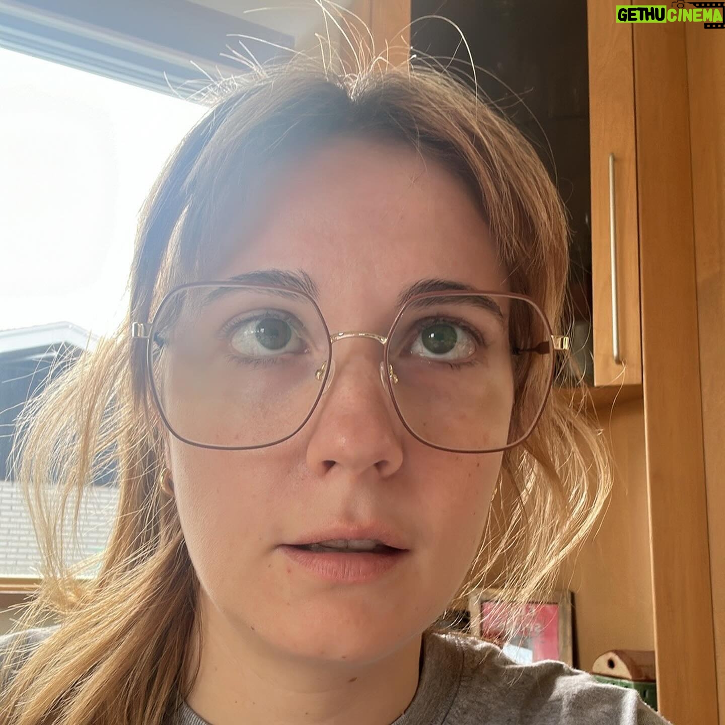Rosalie Vaillancourt Instagram - Je porte maintenant des lunettes et c’est devenu mon seul trait de personnalité depuis 24 heures