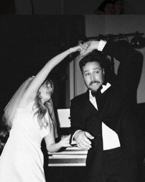 Rosalie Vaillancourt Instagram - Toujours rêvé de me marier déguisée en Jackie Kennedy. Mais avec un monsieur plus cool qu’un président.
📸 @drowster