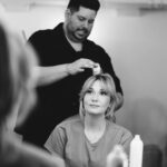 Rosalie Vaillancourt Instagram – Ce que j’ai besoin pour être capable de faire mon show:
Un super titre
Un maquilleur qui grossit mes lèvres @etiberger 
Mes pilules de Ritalin pour rester concentrée durant le show 
Une super gérante: @marilou_hainault 
une super boîte de prod: @groupephaneuf 
Un attaché de presse adorable: @kevinlalancette 
Une équipe de création hilarante: @missplacard @sim.bois.vert et Olivier Thivierge
Une bonne technicienne: @lisandrec 
Des amies qui t’encouragent: @ariellemopo @andreajharrisg 
Un mari aimant @oliauger 
Et une famille (ici ma soeur) qui t’aime inconditionnellement: @vaillancourtemilie 
Ah et aussi un public idéalement. Merci d’être là et d’être aussi généreux. Je vous regarde quand je suis sur scène et la bienveillance dans vos yeux, vos sourires et vos réactions me touchent et m’alimentent énormément.  Nous annonçons aujourd’hui  60 nouvelles dates!!! C’est juste incroyable.
