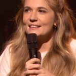 Rosalie Vaillancourt Instagram - @rosalievaillancourt se présente 😊 #RosalieVaillancourt #montreuxcomedy #Humour #StandUp #sketch #maman