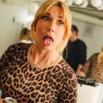 Rosalie Vaillancourt Instagram – Ce que j’ai besoin pour être capable de faire mon show:
Un super titre
Un maquilleur qui grossit mes lèvres @etiberger 
Mes pilules de Ritalin pour rester concentrée durant le show 
Une super gérante: @marilou_hainault 
une super boîte de prod: @groupephaneuf 
Un attaché de presse adorable: @kevinlalancette 
Une équipe de création hilarante: @missplacard @sim.bois.vert et Olivier Thivierge
Une bonne technicienne: @lisandrec 
Des amies qui t’encouragent: @ariellemopo @andreajharrisg 
Un mari aimant @oliauger 
Et une famille (ici ma soeur) qui t’aime inconditionnellement: @vaillancourtemilie 
Ah et aussi un public idéalement. Merci d’être là et d’être aussi généreux. Je vous regarde quand je suis sur scène et la bienveillance dans vos yeux, vos sourires et vos réactions me touchent et m’alimentent énormément.  Nous annonçons aujourd’hui  60 nouvelles dates!!! C’est juste incroyable.