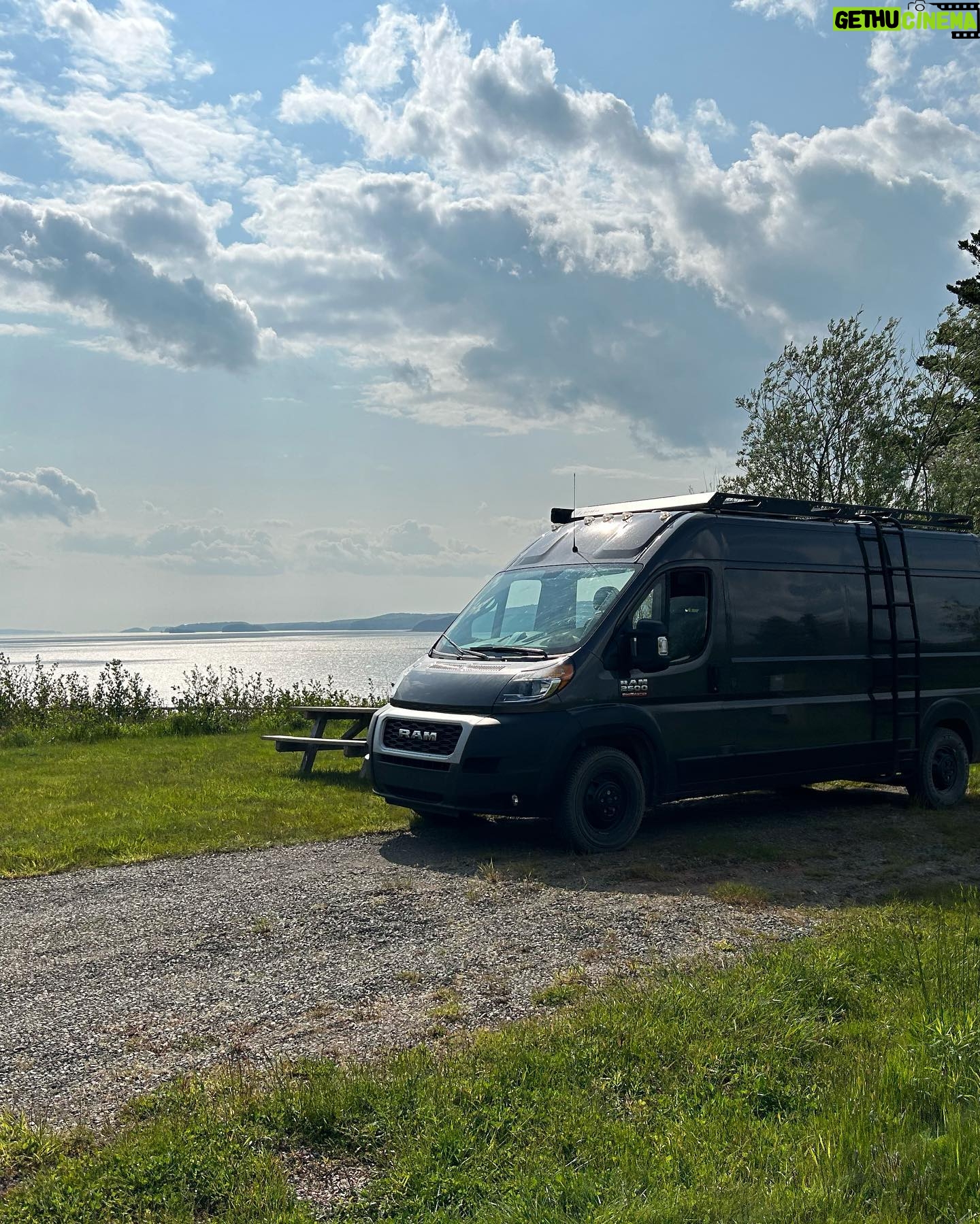 Rosalie Vaillancourt Instagram - Le voyage commence en grand avec @katno qui nous invite. Productrice, musicienne, membre du groupe @leshaybabies . Je capote sur elle et elle nous a donné un full beau cadeau: pleins de produits du Nouveau Brunswick. Trop fine, si elle habitait pas si loin ça serait sûrement une de mes bests . On est arrivés à notre camping en Nouvelle-Écosse. Il vente, j’ai moffé les steaks.