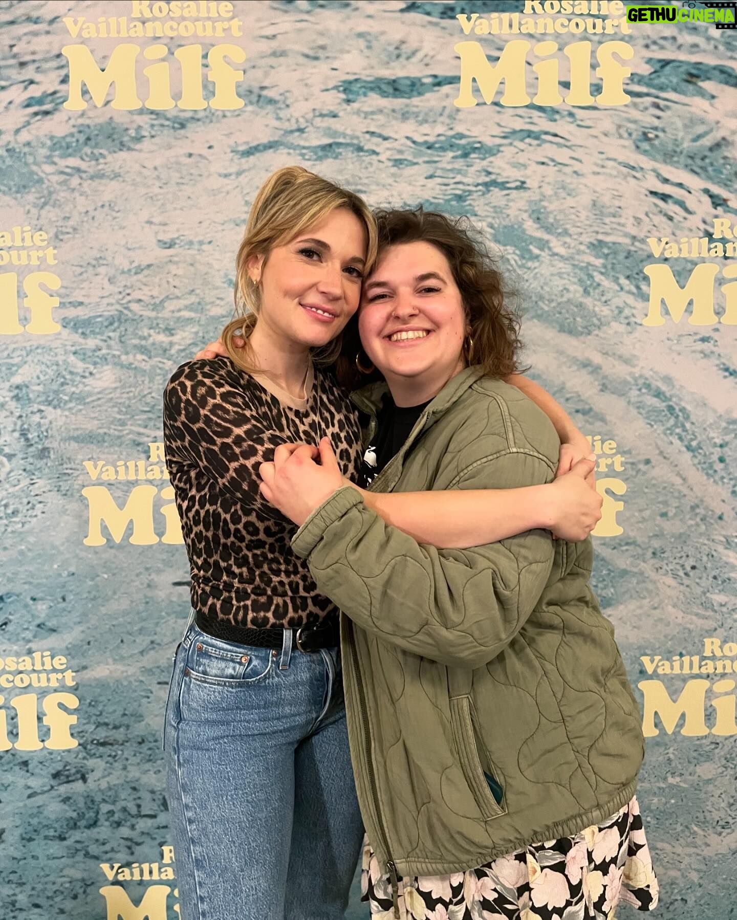 Rosalie Vaillancourt Instagram - Ce que j’ai besoin pour être capable de faire mon show: Un super titre Un maquilleur qui grossit mes lèvres @etiberger Mes pilules de Ritalin pour rester concentrée durant le show Une super gérante: @marilou_hainault une super boîte de prod: @groupephaneuf Un attaché de presse adorable: @kevinlalancette Une équipe de création hilarante: @missplacard @sim.bois.vert et Olivier Thivierge Une bonne technicienne: @lisandrec Des amies qui t’encouragent: @ariellemopo @andreajharrisg Un mari aimant @oliauger Et une famille (ici ma soeur) qui t’aime inconditionnellement: @vaillancourtemilie Ah et aussi un public idéalement. Merci d’être là et d’être aussi généreux. Je vous regarde quand je suis sur scène et la bienveillance dans vos yeux, vos sourires et vos réactions me touchent et m’alimentent énormément. Nous annonçons aujourd’hui 60 nouvelles dates!!! C’est juste incroyable.