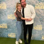 Rosalie Vaillancourt Instagram – Ce que j’ai besoin pour être capable de faire mon show:
Un super titre
Un maquilleur qui grossit mes lèvres @etiberger 
Mes pilules de Ritalin pour rester concentrée durant le show 
Une super gérante: @marilou_hainault 
une super boîte de prod: @groupephaneuf 
Un attaché de presse adorable: @kevinlalancette 
Une équipe de création hilarante: @missplacard @sim.bois.vert et Olivier Thivierge
Une bonne technicienne: @lisandrec 
Des amies qui t’encouragent: @ariellemopo @andreajharrisg 
Un mari aimant @oliauger 
Et une famille (ici ma soeur) qui t’aime inconditionnellement: @vaillancourtemilie 
Ah et aussi un public idéalement. Merci d’être là et d’être aussi généreux. Je vous regarde quand je suis sur scène et la bienveillance dans vos yeux, vos sourires et vos réactions me touchent et m’alimentent énormément.  Nous annonçons aujourd’hui  60 nouvelles dates!!! C’est juste incroyable.