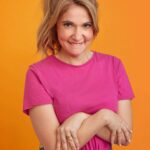 Rosalie Vaillancourt Instagram – Il y a trois semaines je suis remontée sur scène pour un nouveau spectacle que j’ai écrit dans les derniers mois. J’avais envie de me pousser à écrire du nouveau matériel pour le fun. 
Et je suis tellement tombée en amour avec mes blagues que j’ai décidé de partir en rodage dans les prochains mois. 
Plusieurs dates vont se rajouter. J’ai tellement hâte de vous voir et que vous m’apportiez des cadeaux. 

Lien dans ma bio les tarrés