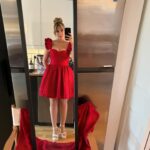 Rosalie Vaillancourt Instagram - Gala des Olivier 2024. Bravo aux animatrices! Une belle job! Juste vous dire que ce que vous voyez quand on est sur les tapis rouges, c’est pas la réalité. J’ai un maquilleur professionnel qui mis 20 minutes à me badigeonner de crème bronzante sinon j’ai autant de veines que des pis de vaches. Merci @etiberger pour tout. Merci aussi @pinketpollie pour les ongles Merci @oliauger de t’occuper de la petite pendant que je me pavane