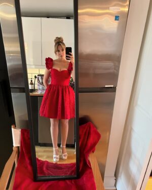 Rosalie Vaillancourt Instagram - Gala des Olivier 2024. Bravo aux animatrices! Une belle job!
Juste vous dire que ce que vous voyez quand on est sur les tapis rouges, c’est pas la réalité. J’ai un maquilleur professionnel qui mis 20 minutes à me badigeonner de crème bronzante sinon j’ai autant de veines que des pis de vaches. Merci @etiberger pour tout.
Merci aussi @pinketpollie pour les ongles
Merci @oliauger de t’occuper de la petite pendant que je me pavane
