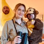 Rosalie Vaillancourt Instagram - Notre costume officiel d’Halloween. Je suis déguisée en ma scientifique préférée: Jane Goodall, Marguerite en singe et Olivier en grosse banane fâchée. Pour être thématique je mange pas de bonbons, juste les poux de ma fille! Demain, je décore en Noël!!!