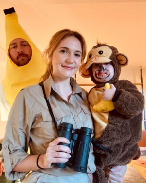 Rosalie Vaillancourt Instagram - Notre costume officiel d’Halloween. Je suis déguisée en ma scientifique préférée: Jane Goodall, Marguerite en singe et Olivier en grosse banane fâchée. 
Pour être thématique je mange pas de bonbons, juste les poux de ma fille!
Demain, je décore en Noël!!!