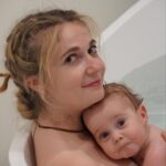 Rosalie Vaillancourt Instagram - Il y a déjà presqu’un an ❤️🥹 Pu jamais de bains toute seule pour les 17 prochaines années! Bonne fête des mères!