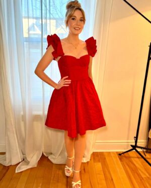 Rosalie Vaillancourt Instagram - Gala des Olivier 2024. Bravo aux animatrices! Une belle job!
Juste vous dire que ce que vous voyez quand on est sur les tapis rouges, c’est pas la réalité. J’ai un maquilleur professionnel qui mis 20 minutes à me badigeonner de crème bronzante sinon j’ai autant de veines que des pis de vaches. Merci @etiberger pour tout.
Merci aussi @pinketpollie pour les ongles
Merci @oliauger de t’occuper de la petite pendant que je me pavane