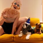 Rosalie Vaillancourt Instagram - Super sexy pour ma soirée costumée. Merci à mes chiens d’avoir accepté gentiment de participer au costume (une chance qu’ils ne peuvent pas parler) J’vais peut-être faire mon show déguisée comme ça la semaine prochaine. J’hésite. Merci à ma Bff pour les yeux super réaliste.